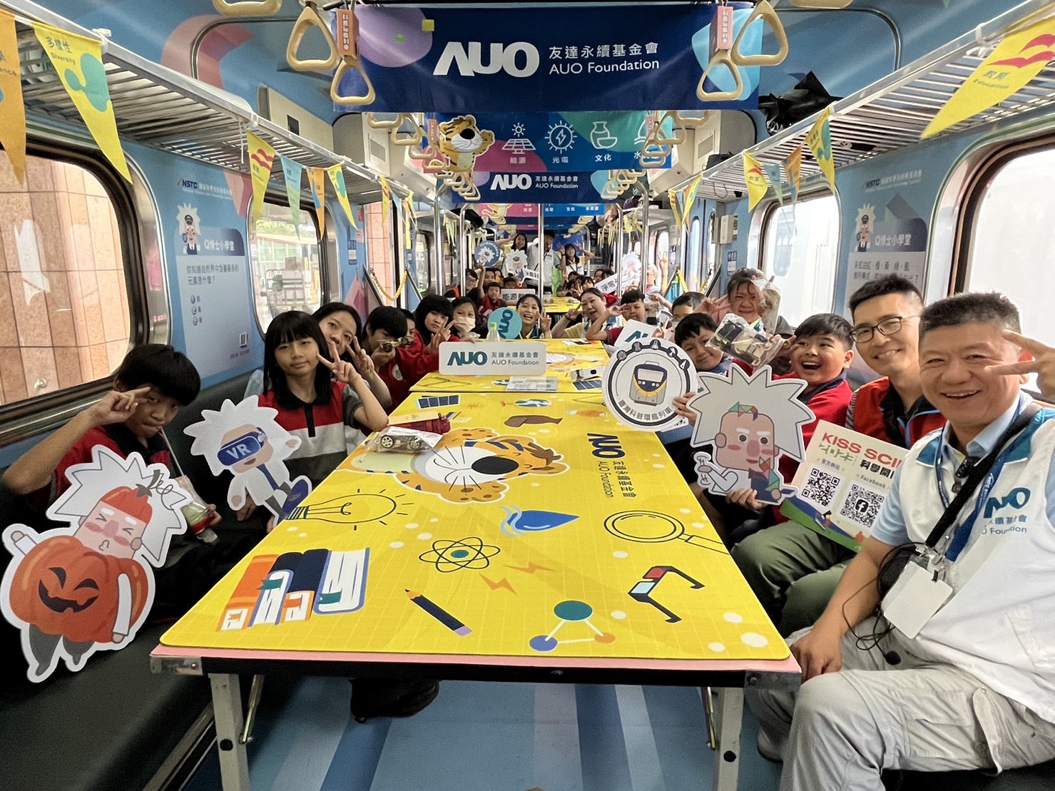 永續基金會參與「臺灣科普環島列車」，設計基礎科學車廂課程，以「淨零碳排和永續能源」為主題，讓學生透過創意實驗認識淨零知識，以及思考生活中的減碳行為