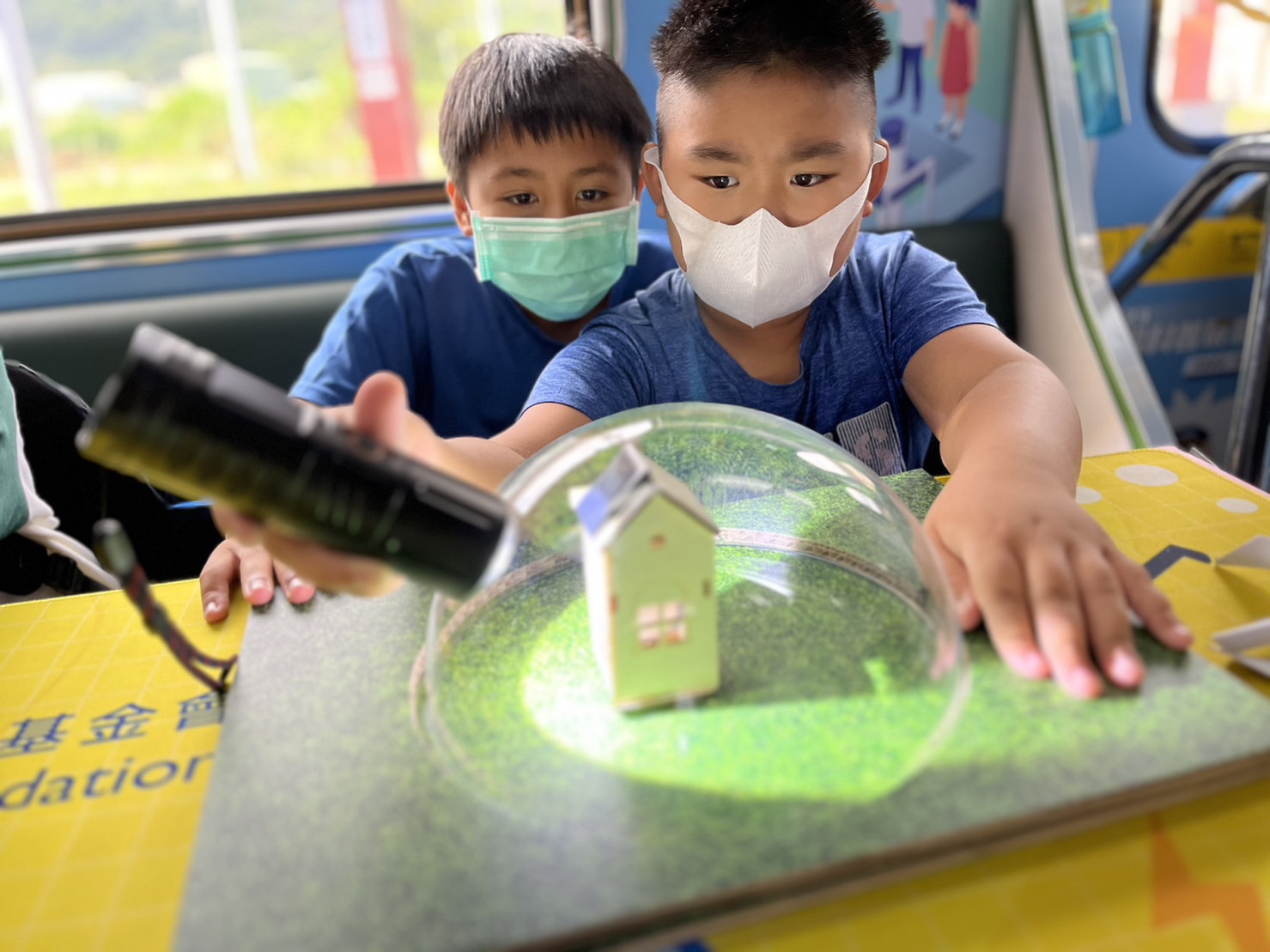 參與基礎科學主題車廂，以STEAM教學精神，設計「逐日科學家」、「太陽能工程師」以及「淨零建築師」三大能源科普課程和實驗