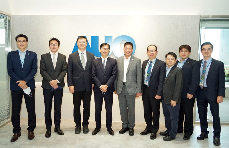 光電前進亞灣成立「AUO解決方案研發中心」，作為多元場域解決方案研發及試驗場域（圖中左為高雄市長陳其邁、圖中右為光電董事長彭双浪）